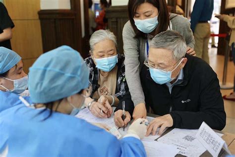 87岁老人打疫苗抢救