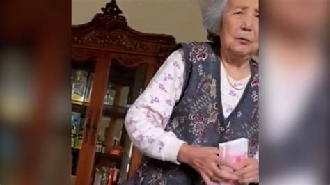 90岁外婆给外孙塞零花钱原视频